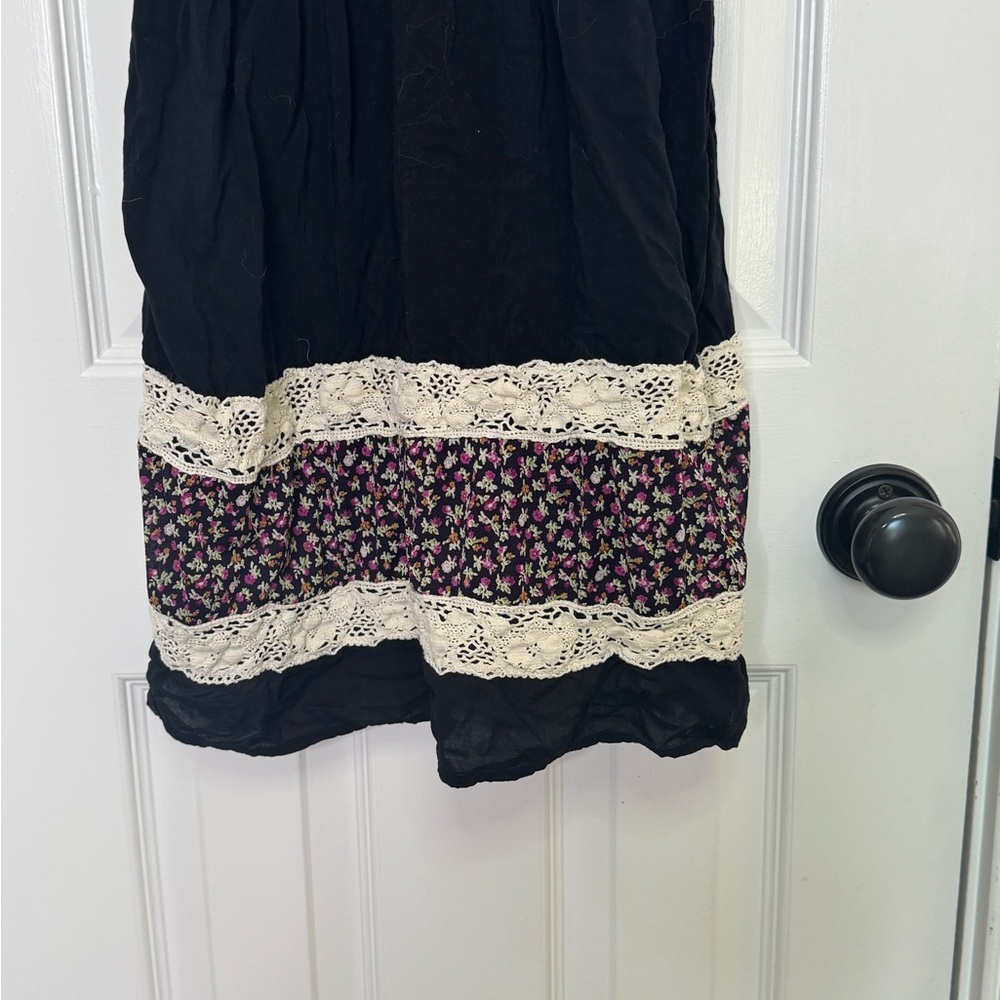 Dejavu Black Dress with Lace and Floral Accent - Picture 4 of 8